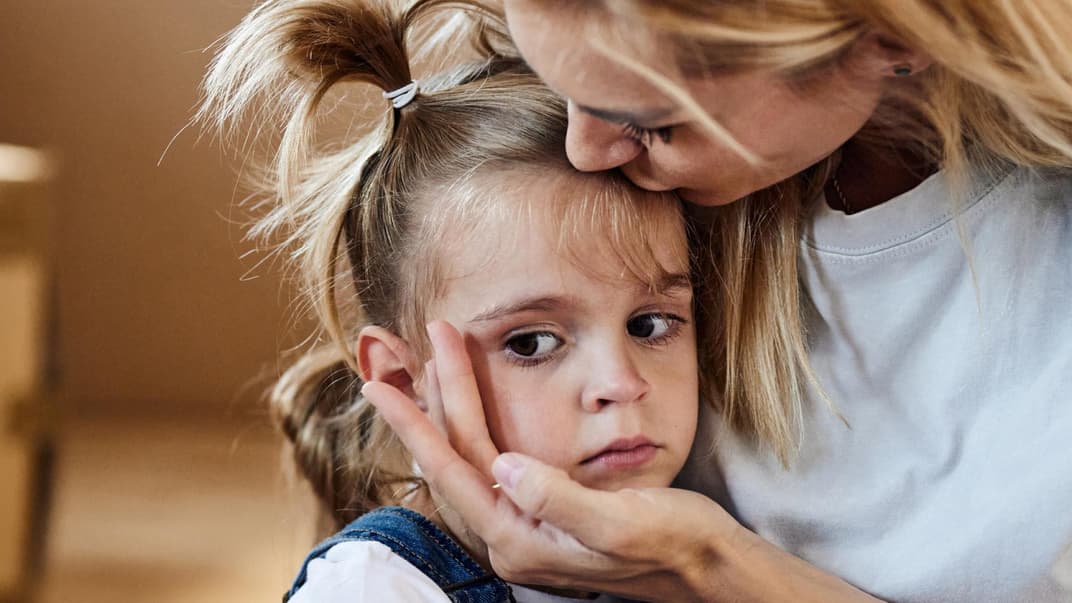 Bei Wutanfällen sollten Eltern einige Fehler vermeiden. Mutter tröstet ihre Tochter.