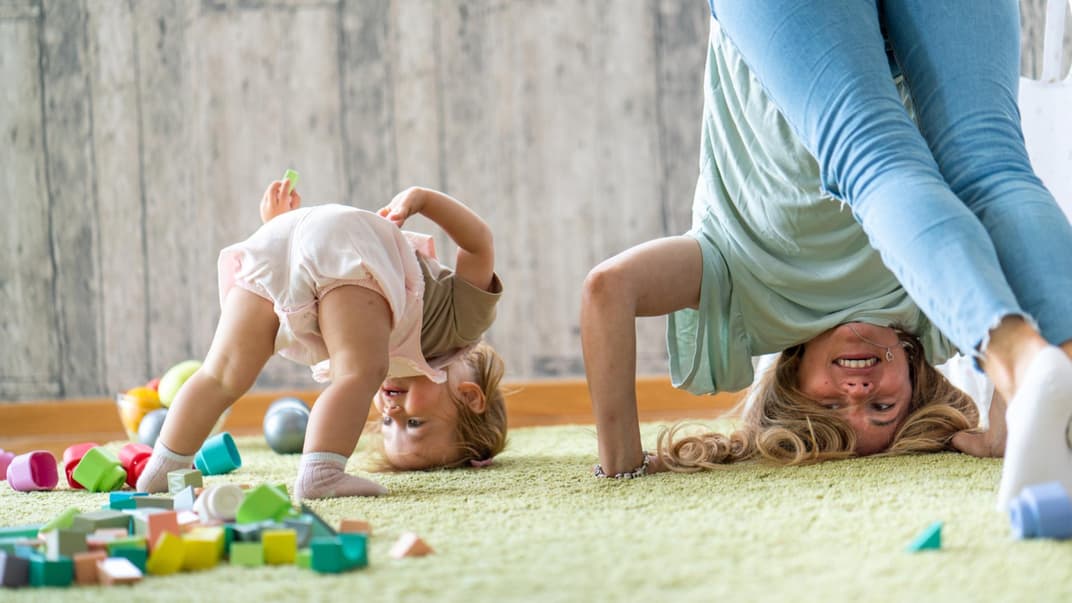 Mama und Kind stehen Kopf.