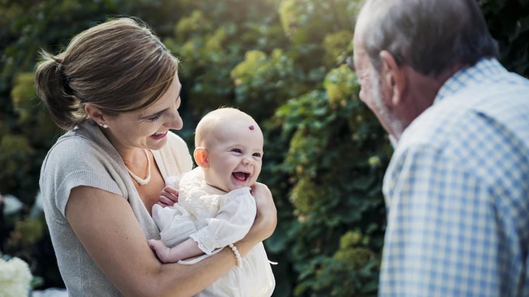 Opa gratuliert zur Taufe. 