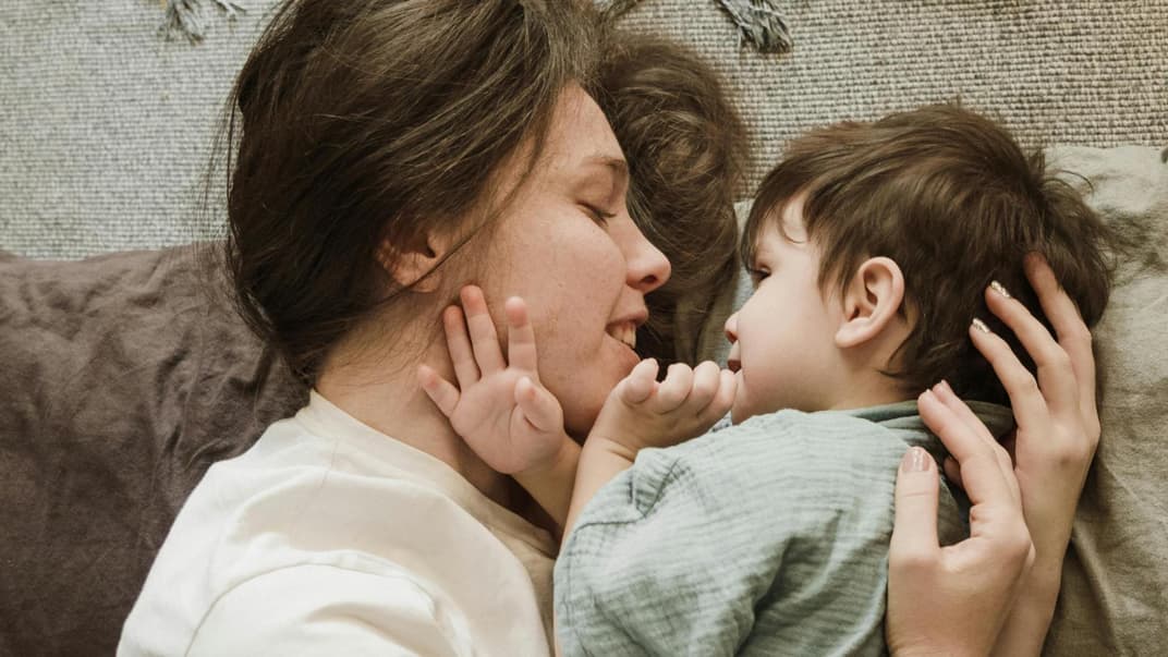 Kleine Gesten, die für Kinder extrem bedeutsam sind. Eine Mama, die mit ihrem Sohn kuschelt.