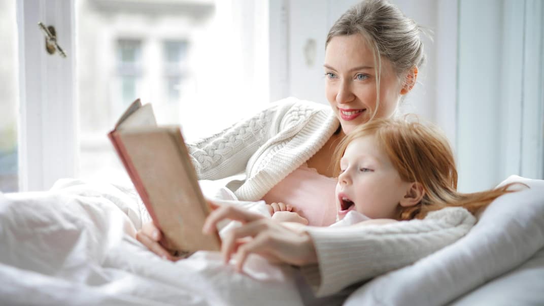 Eine Mutter und ihre Tochter lesen zusammen.