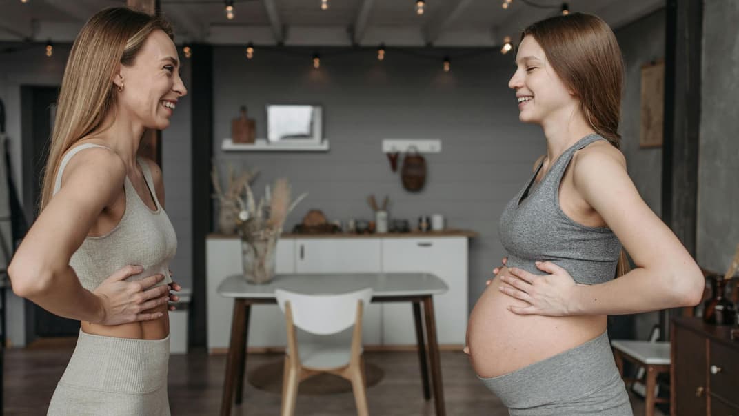 Zwei Frauen beim Pilates, eine davon ist schwanger