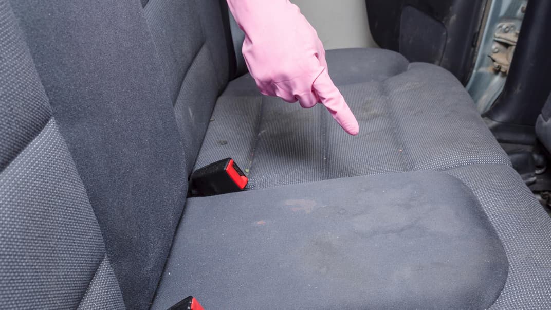 Eine dreckige Auto-Rückbank