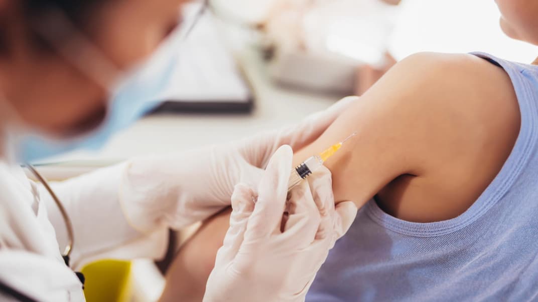 Ein Junge wird geimpft.