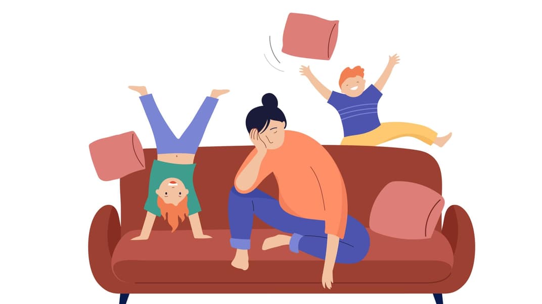 Erschöpfte Mutter mit tobenden Kindern auf dem Sofa.