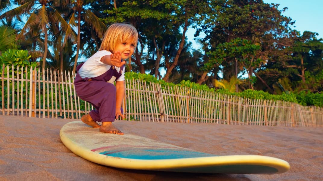 Trockenübungen: Ein Kleinkind auf dem Sufbrett