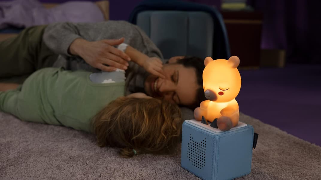 Nachtlicht und Kind, das mit Mama kuschelt.