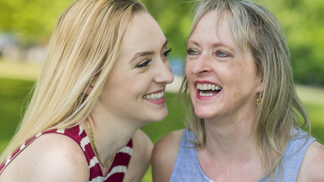 Erwachsene Frau mit ihrer Mutter.