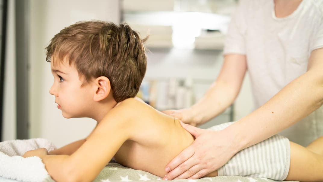 Frau behandelt kleinen Jungen.