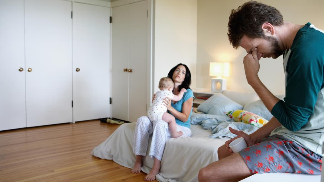 Müde Eltern mit Baby.