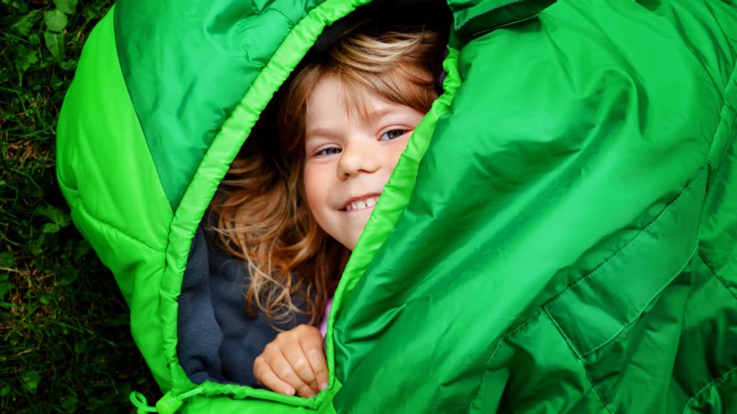 Eine kleines Mädchen im Schlafsack