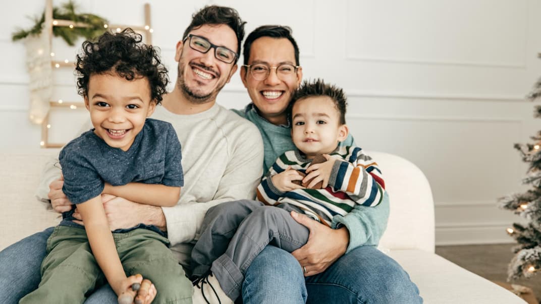 Zwei Väter, zwei adoptierte Kinder