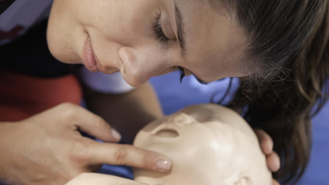 Reanimation bei einer Puppe