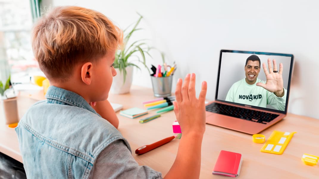 Ein Junge vor einem Computer.