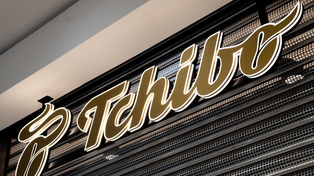 Das Tchibo Logo am Laden