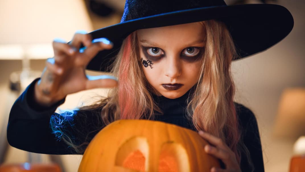 Kleines Mädchen im Halloween-Kostüm.