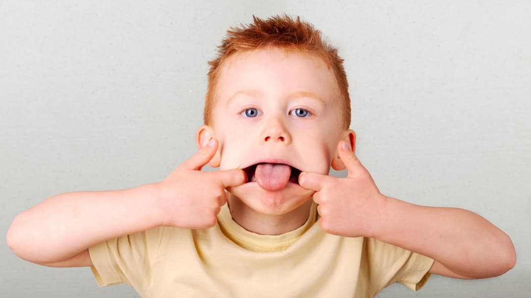 Ein Junge zieht eine Grimasse.