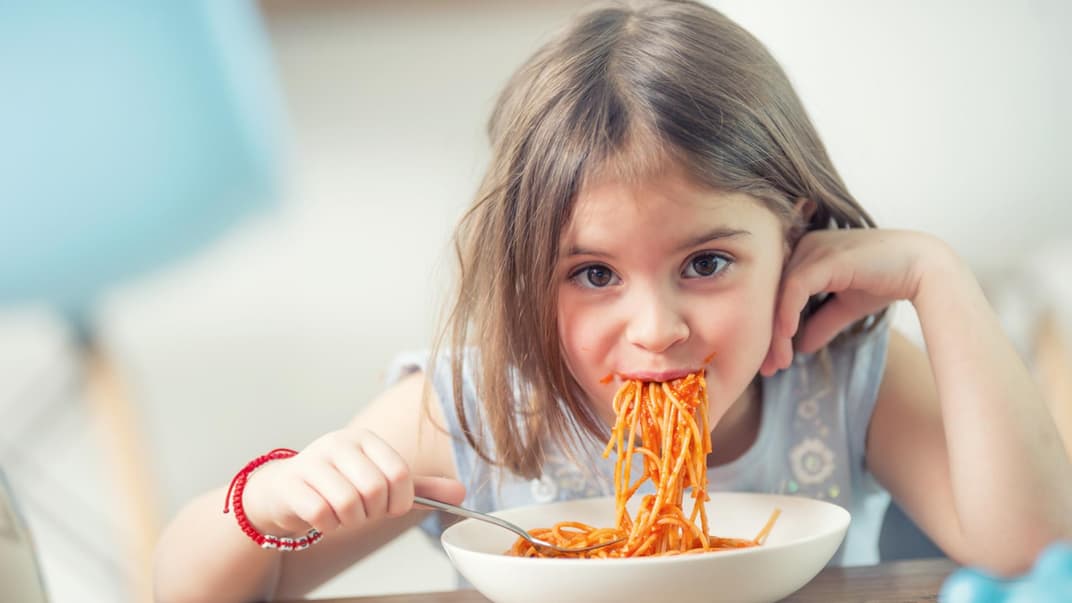 Ein Mädchen, das Spaghetti isst. 