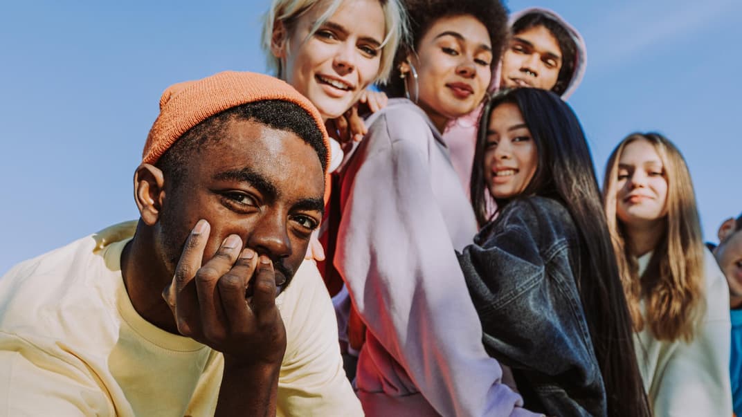 Junge Leute lachen in die Kamera.