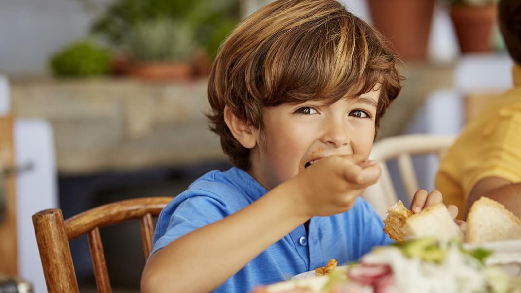 Kleiner Junge beim Essen.