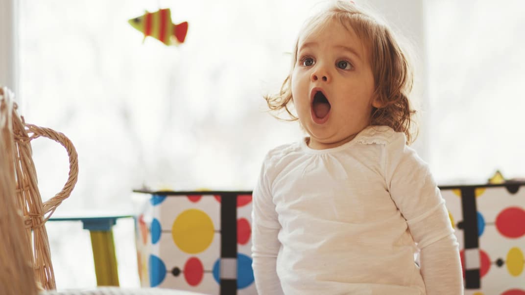 Staunendes Kleinkind