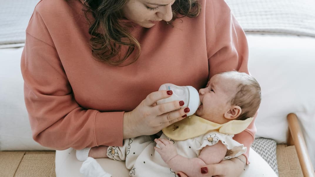 Ein Baby wird mit Flasche gefüttert. 