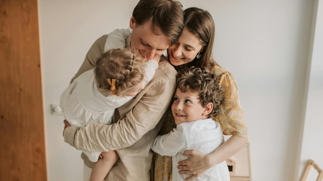 Glückliche vierköpfige Familie