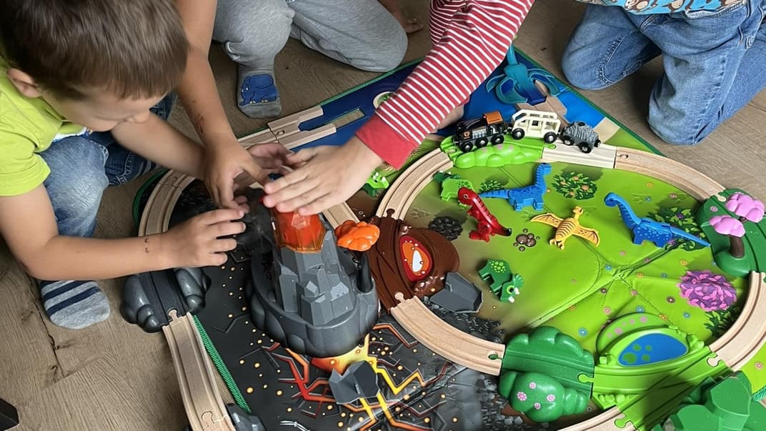 Die Kids von Vera Testerin haben viel Spaß beim Spielen mit dem Dino-Set von BRIO.