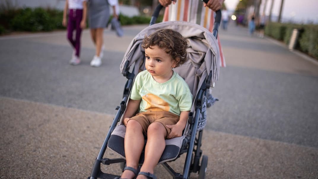 Kind sitzt im Buggy.