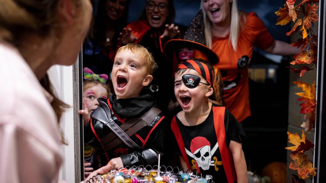 Kinder sammeln Süßigkeiten an Halloween.