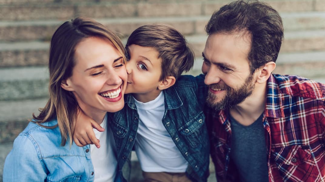 Glückliche Familie mit einem Kind. 