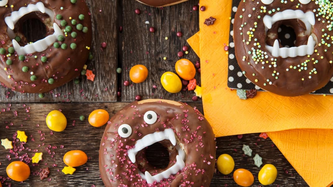 Halloween-Donuts mit Gebiss.