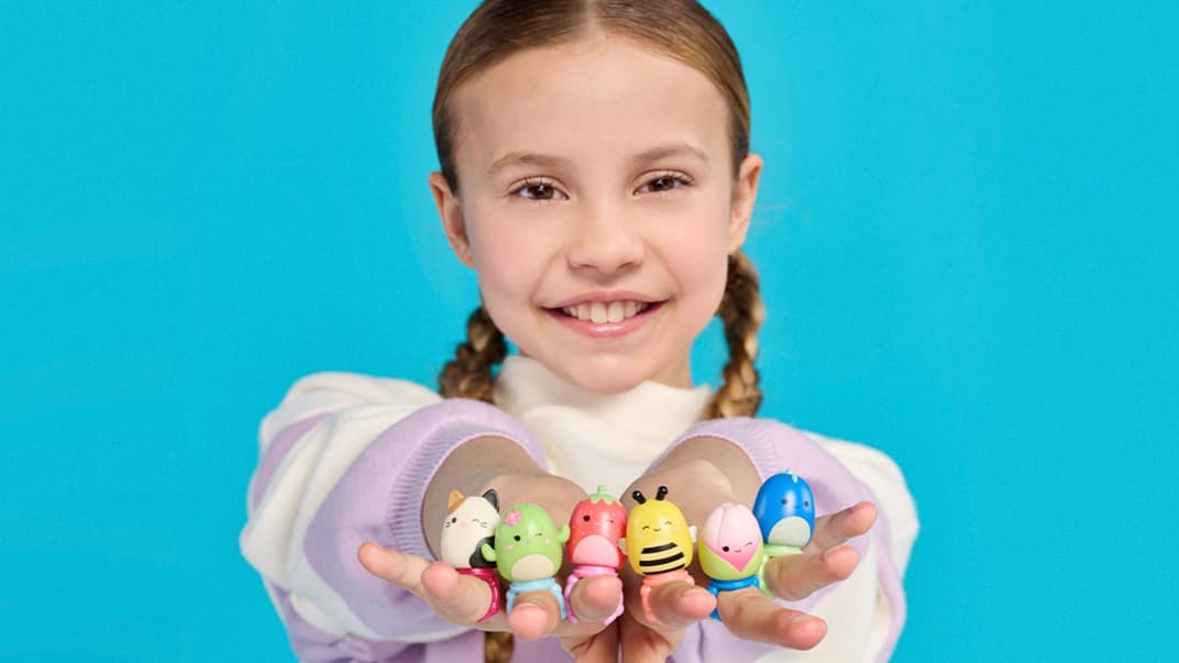 Mädchen mit Squish-a-long-Ringen.