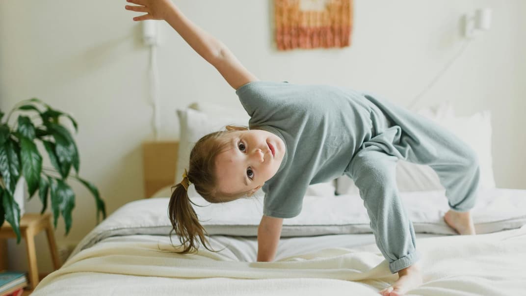 Ein kleines Mädchen turnt auf dem Bett rum?