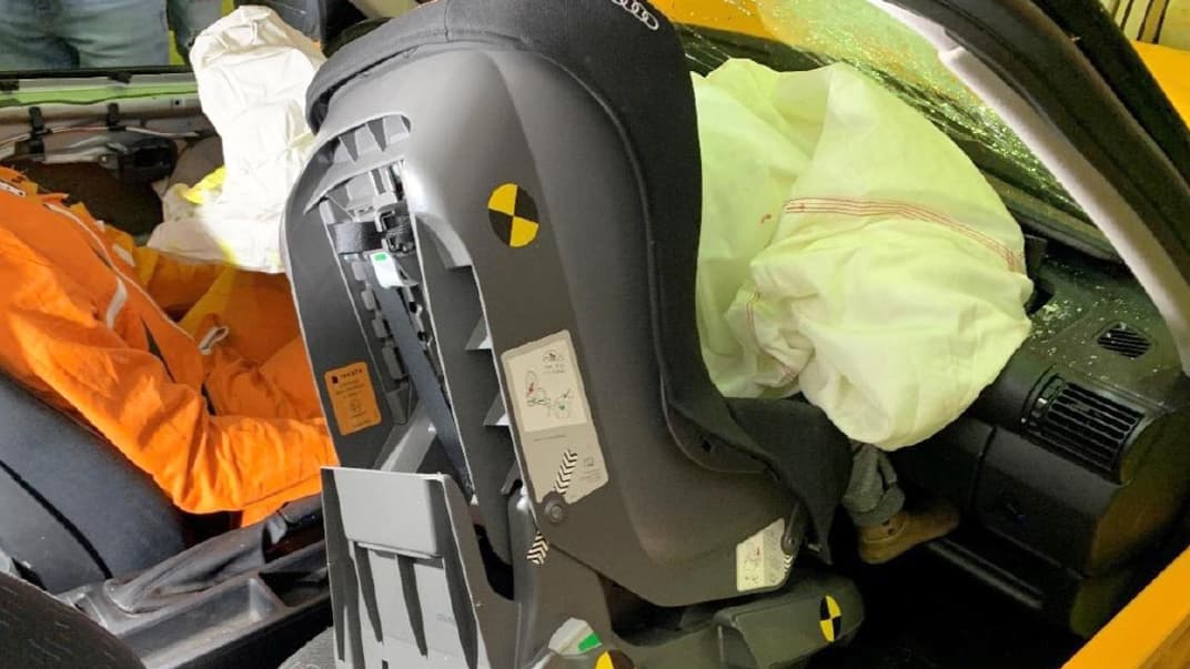 Ein Kindersitz mit Universal-Isofix-Adapter wurde bei einem Crashtest durchs Auto geschleudert.