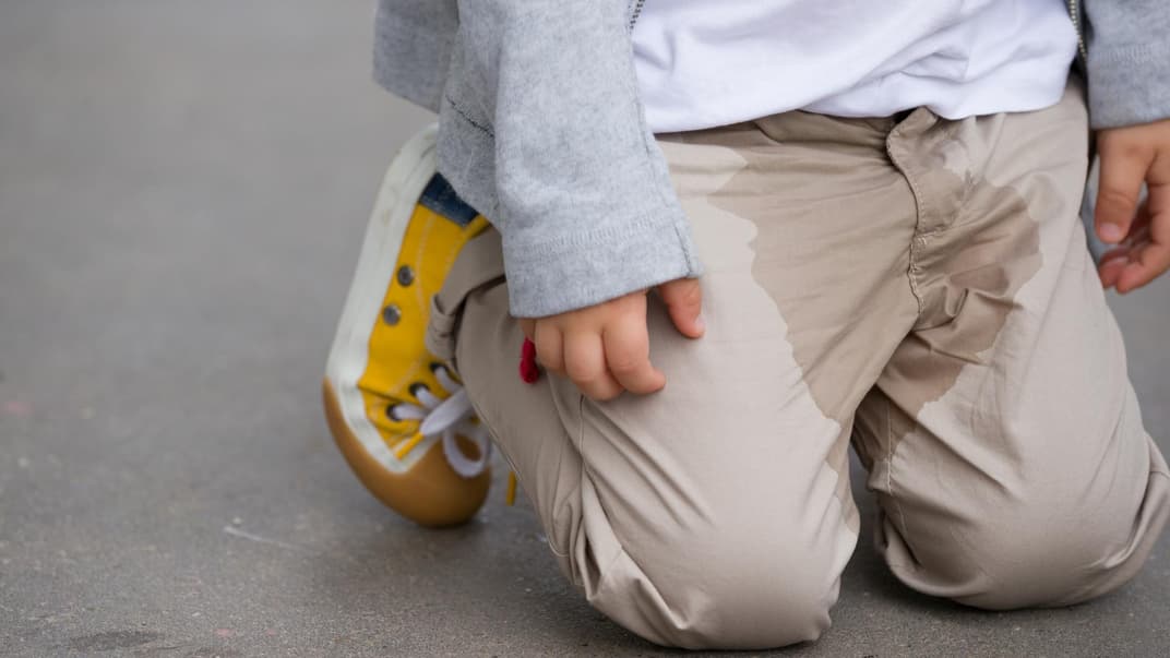 Kind hat in die Hose gemacht. 