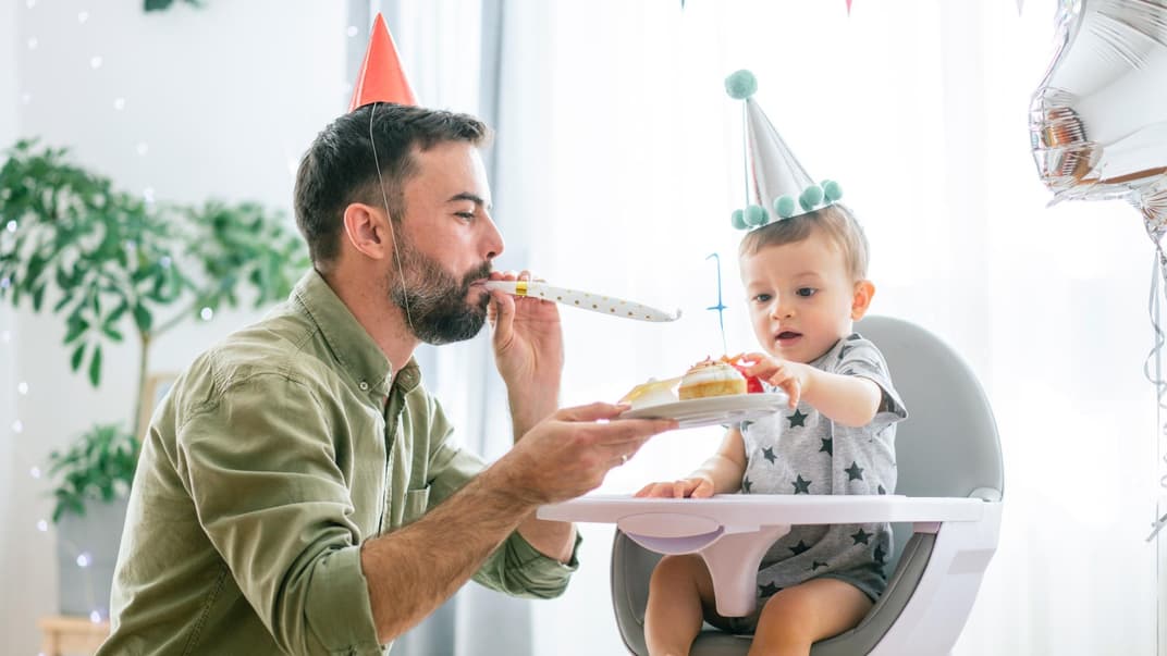 Ein kleines Kind feiert Geburtstag mit seinem Papa. 