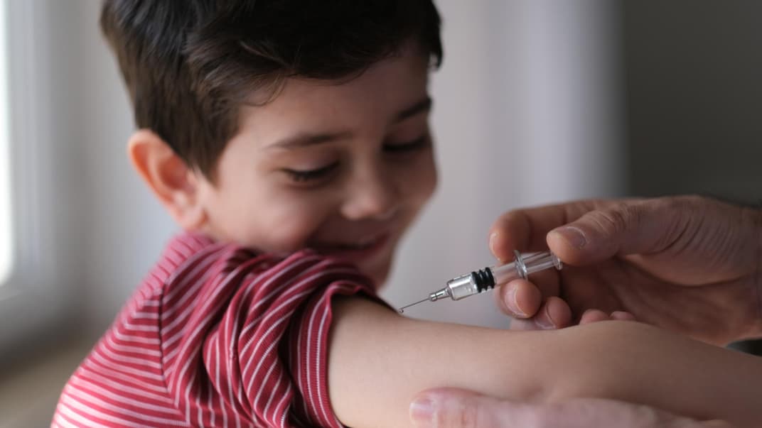 Kleiner Junge bekommt eine Spritze in den Arm.