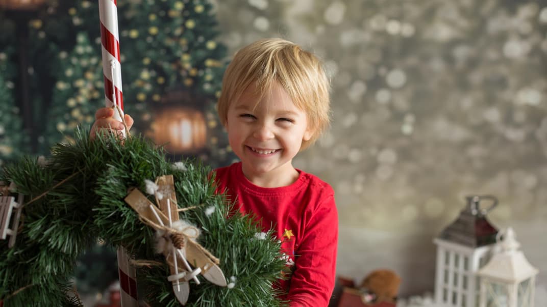 Ein kleiner Junge an Weihnachten 