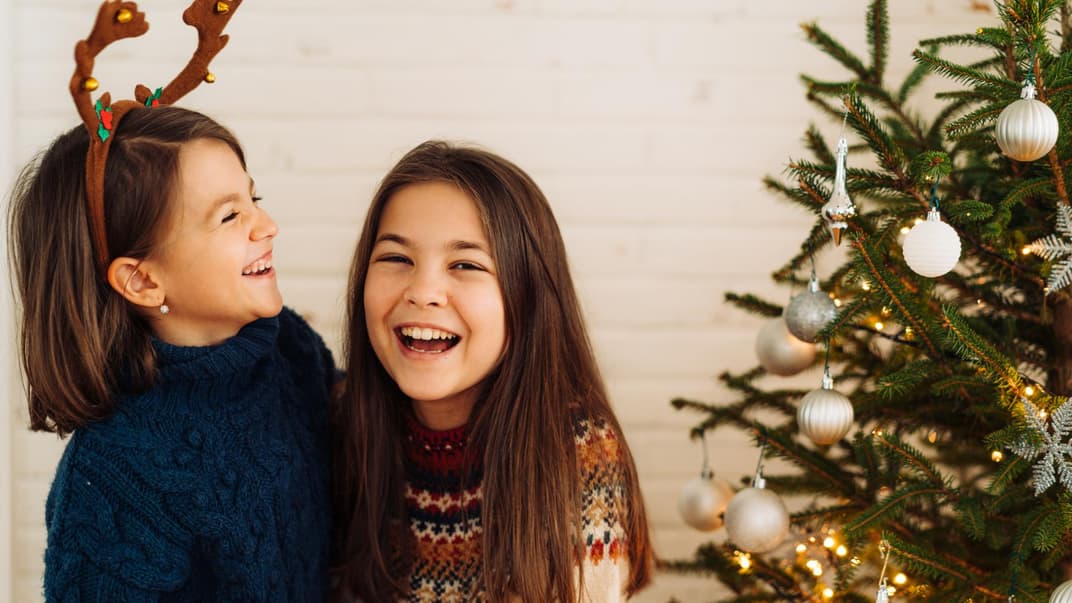 Zwei Mädchen lachen zusammen