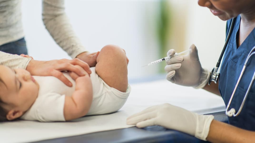 Ein Baby wird vom Kinderarzt geimpft.