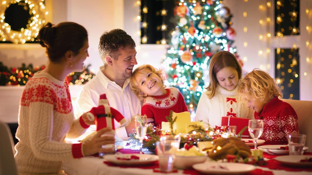 Familie beim Weihnachtsessen