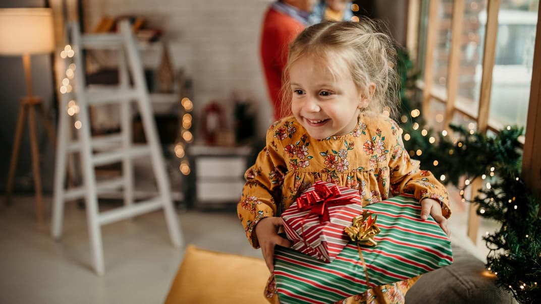 Ein Mädchen bekommt Weihnachtsgeschenke ...