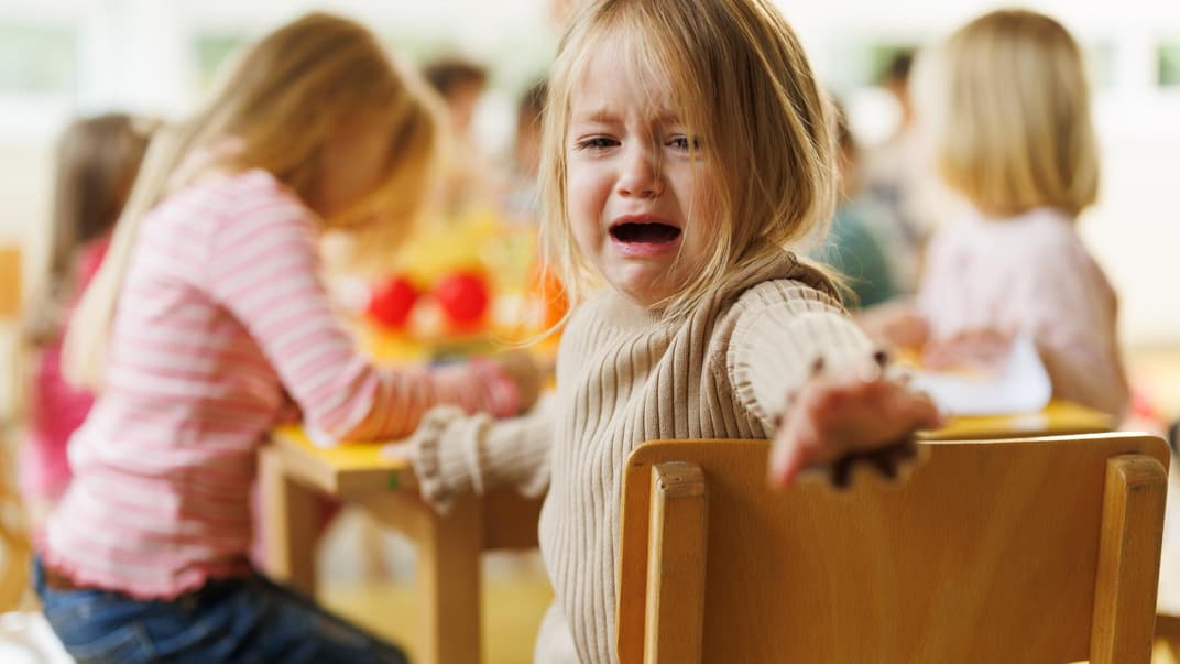 Kind in der Kita weint.