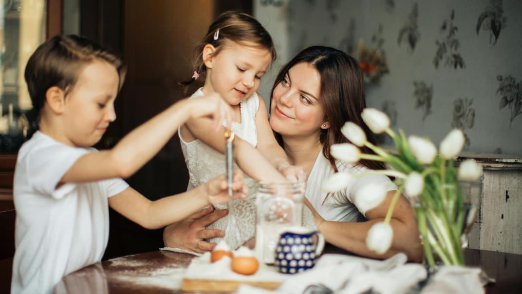 Liebevolle Mutter mit zwei Kindern.