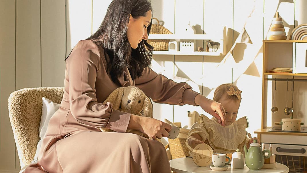 Mutter und Kind in einer Spielküche