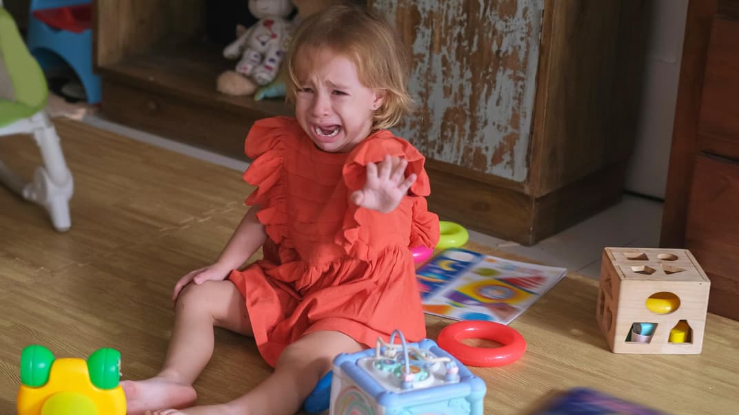 Ein kleines Mädchen weint in der Kita.