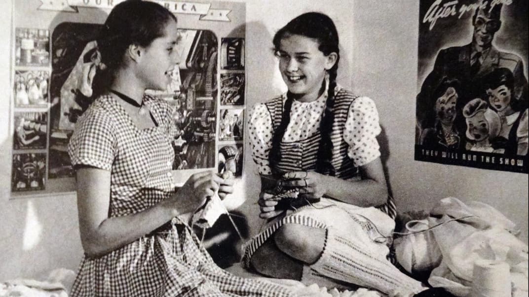 Zwei Mädchen von früher stricken.