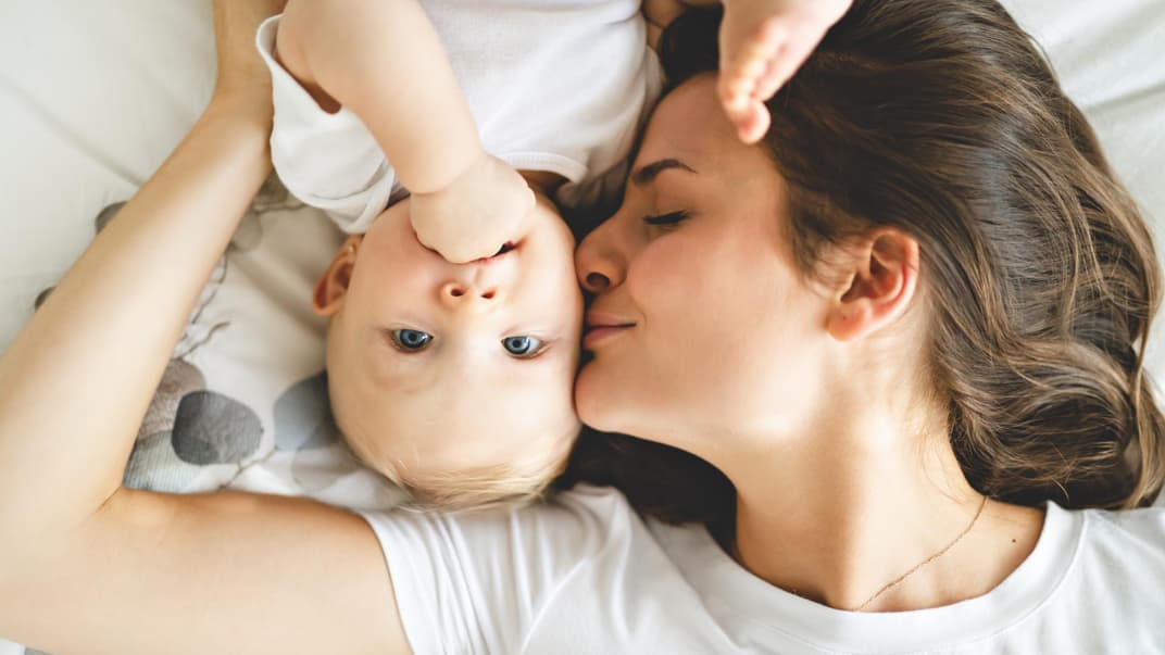 Mutter mit Baby im Bett