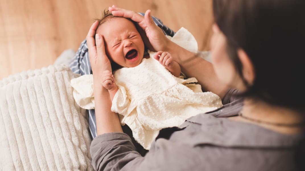 Ein Säugling, der schreit!